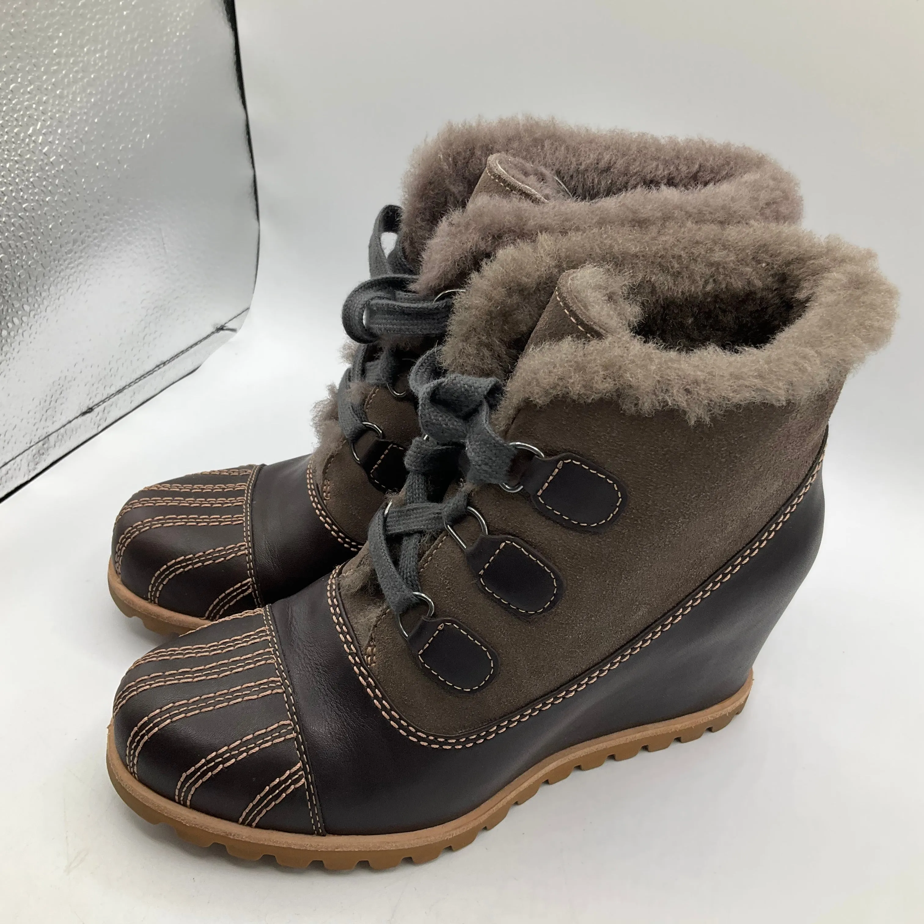Boots Designer By Ugg In Grey, Size: 8