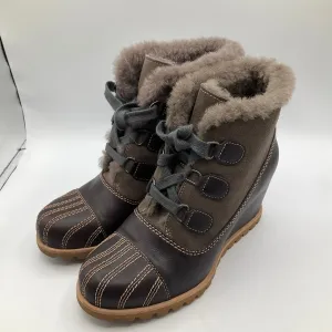 Boots Designer By Ugg In Grey, Size: 8