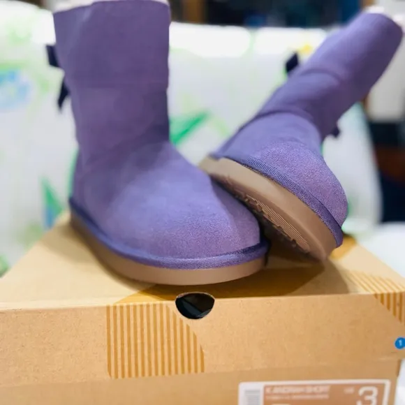 Girls UGG boots size (3)