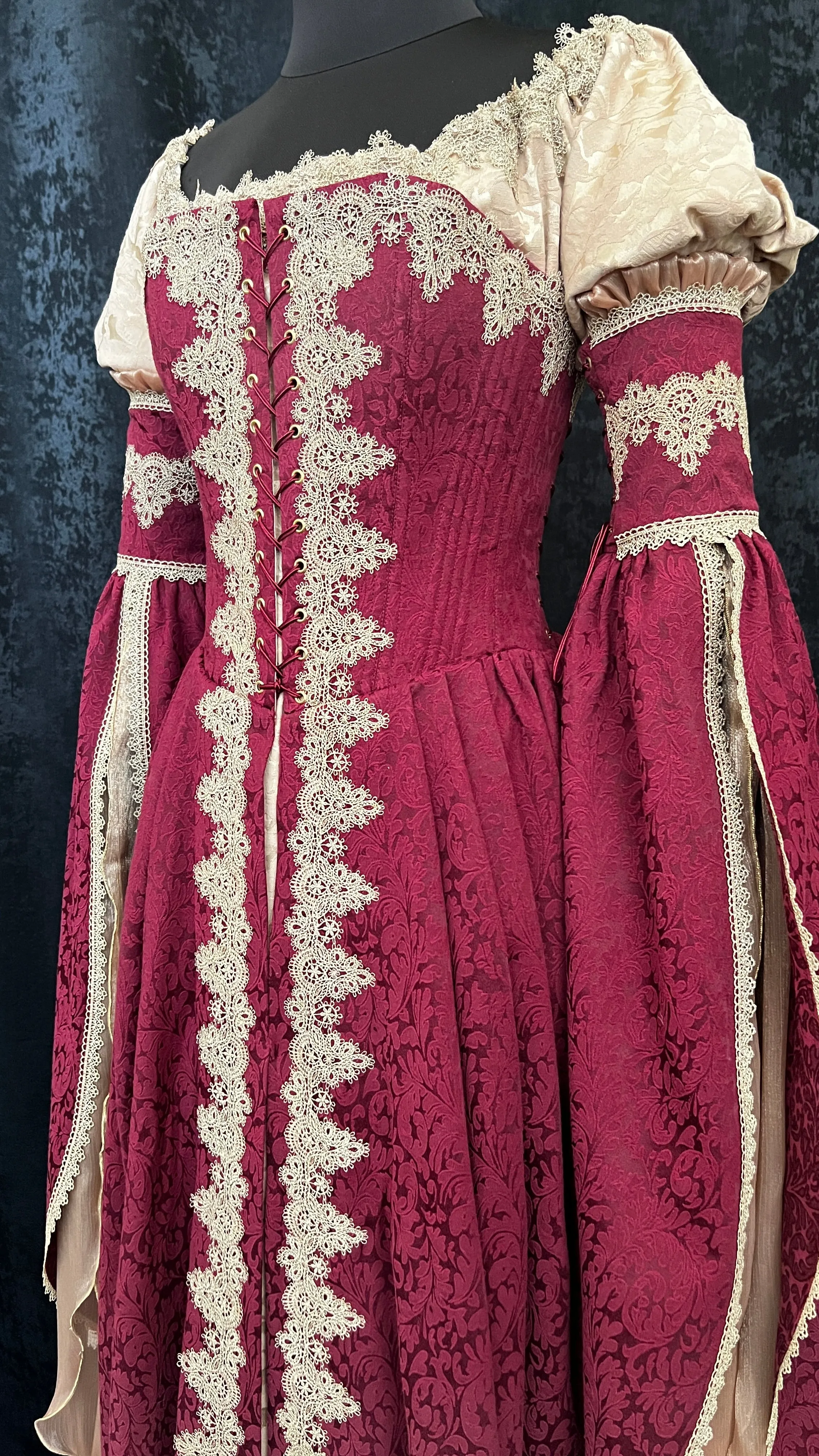 Italian renaissance courtesan dress