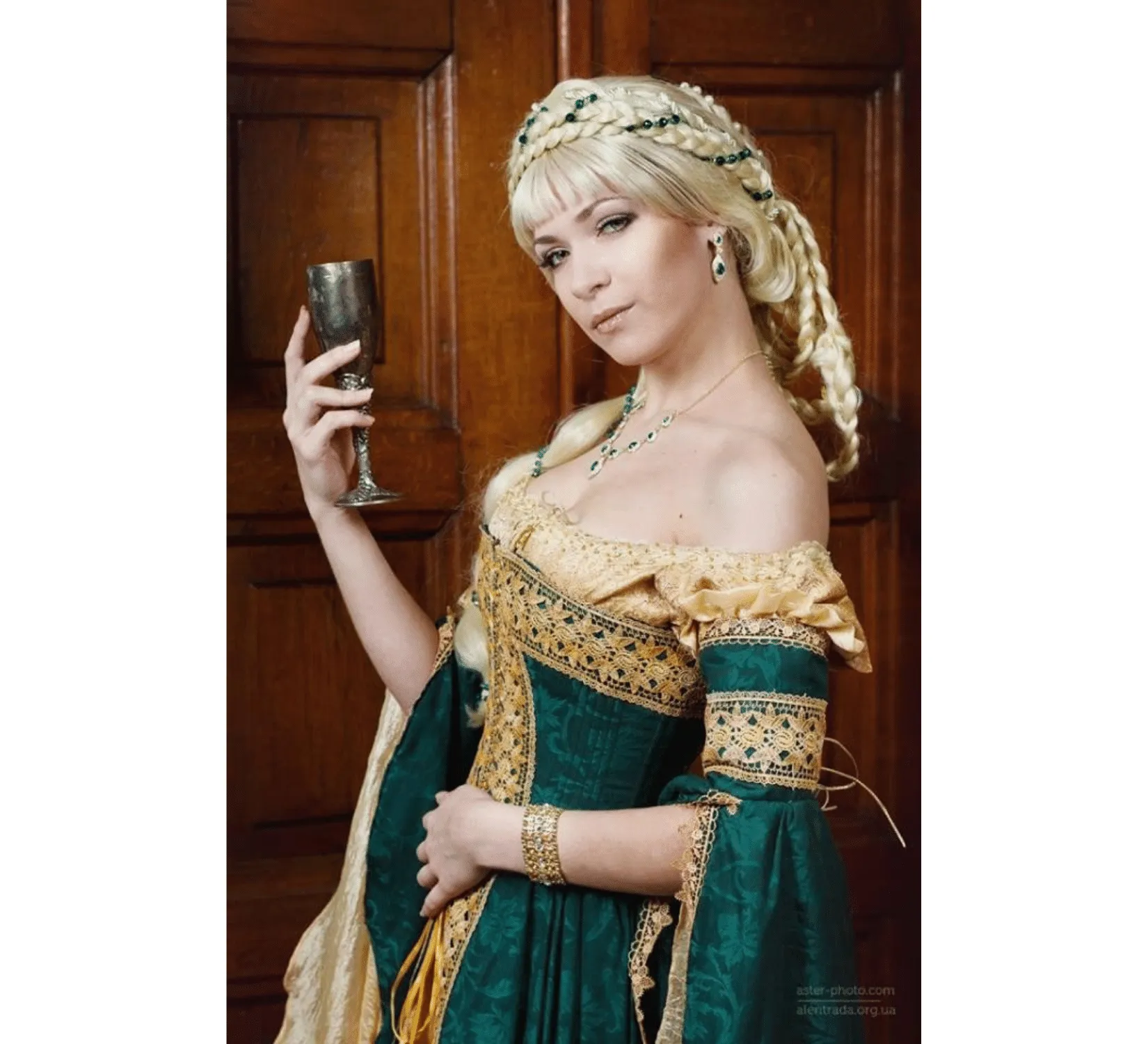 Italian renaissance courtesan dress