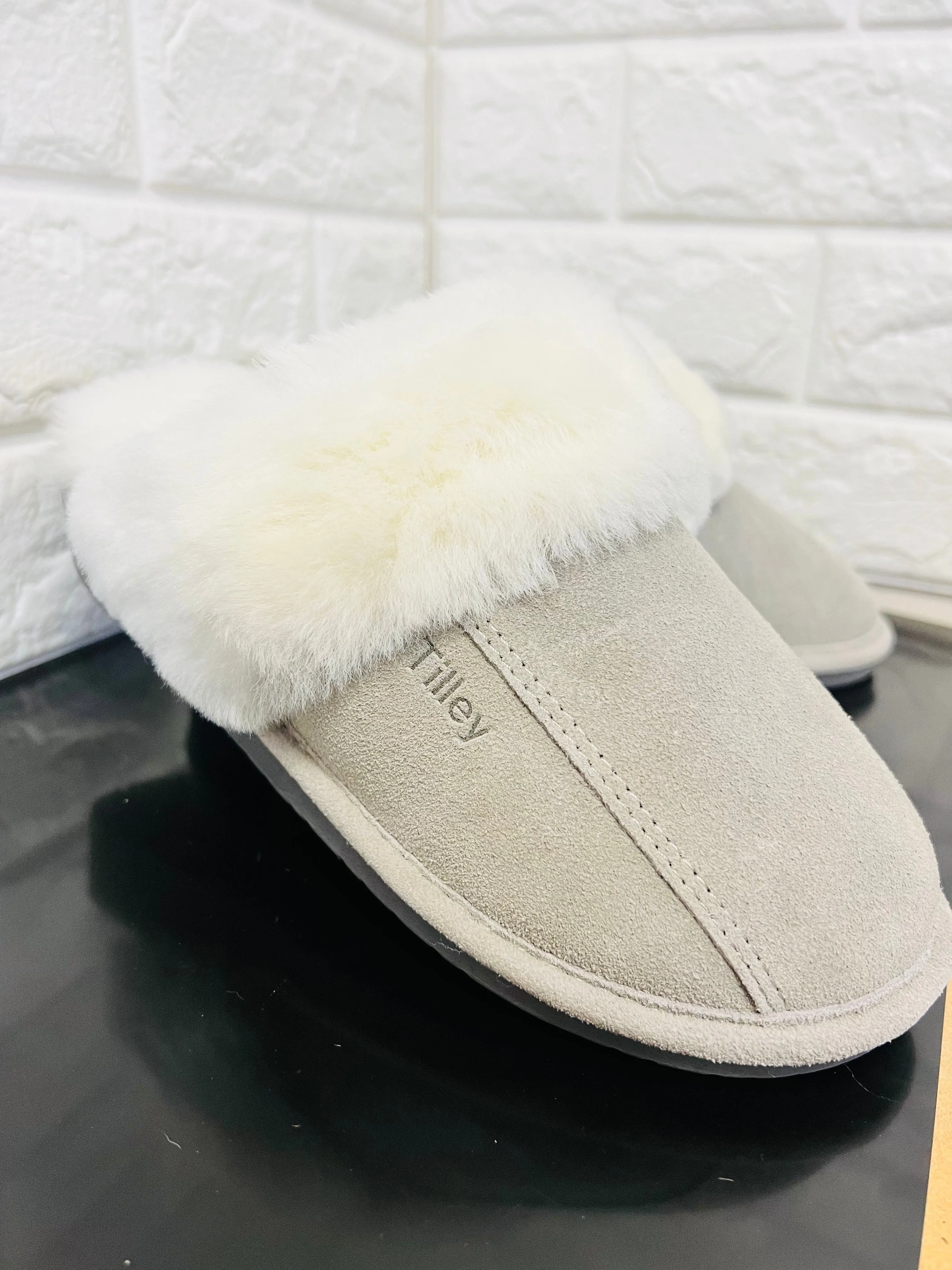 New Product not even in stores or online yet! Women's Cow Suede & Shearling Slippers by Tilley Co. MSRP 130  GREY Sz 7