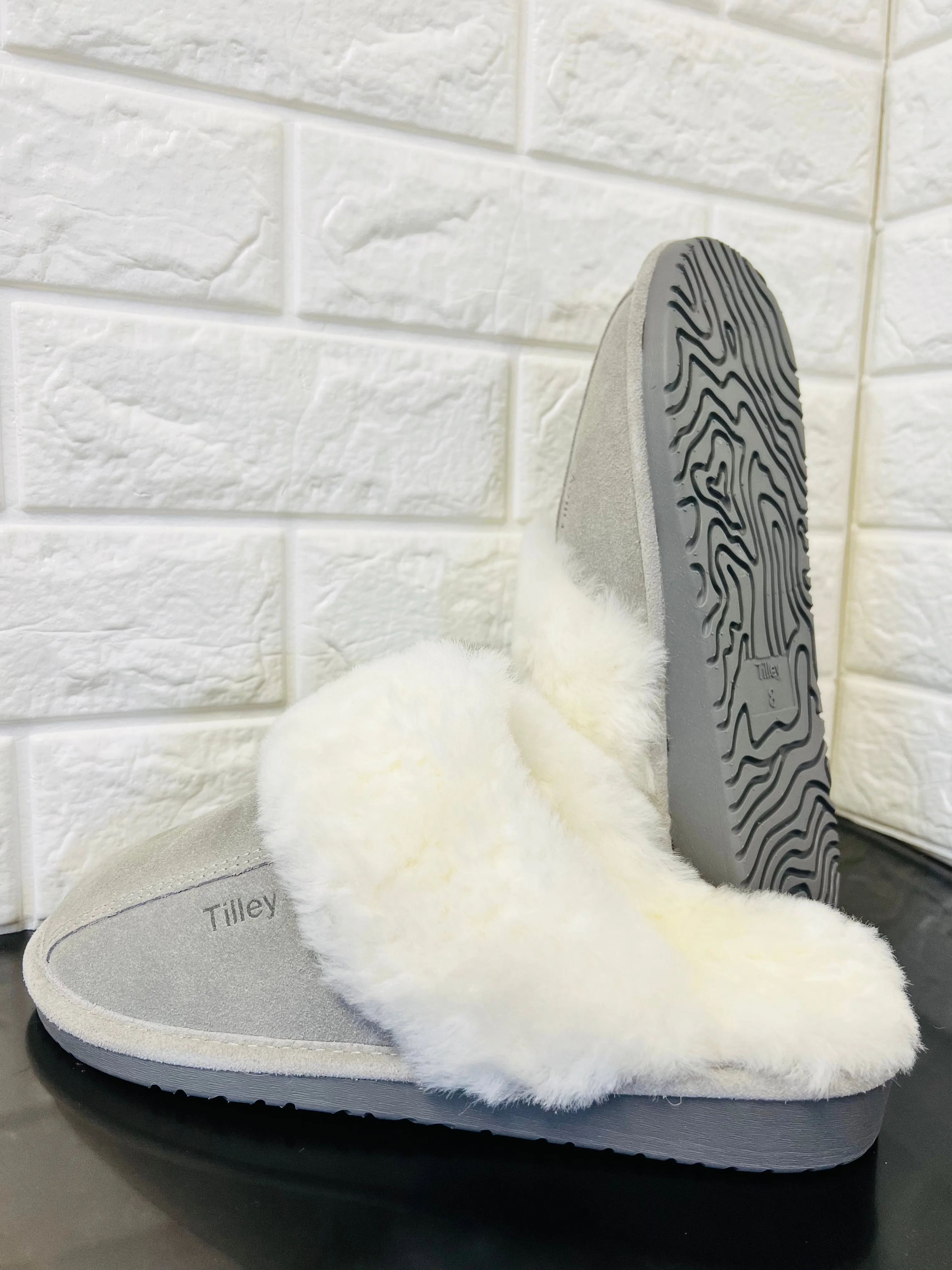 New Product not even in stores or online yet! Women's Cow Suede & Shearling Slippers by Tilley Co. MSRP 130  GREY Sz 8
