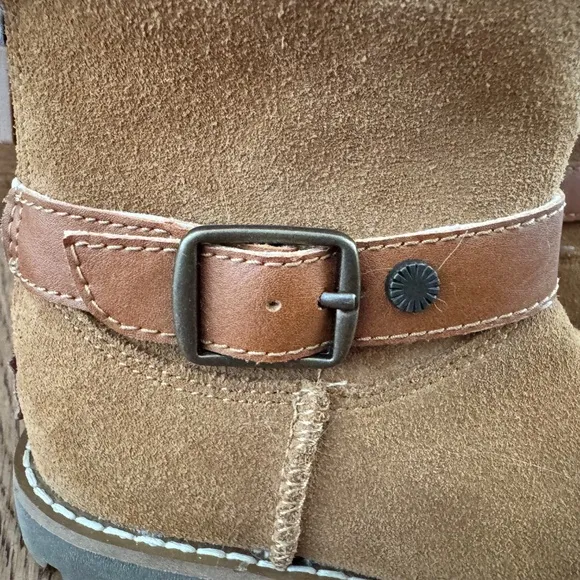 New UGG Nessa Suede Buckle Boots Chestnut Sheepskin Wool Size 7 Toddler Girls