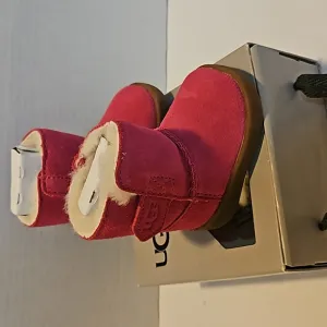 (NWB) INFANT UGG BOOTS