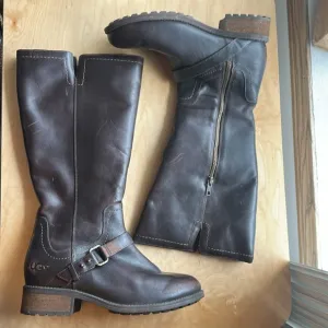 UGG Australia Dahlen Stout Tall Leather Fully Lined Boots Size 9 Style 1006043