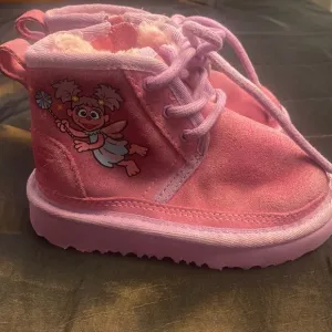 UGG x Abby Elmo Neumel II 🎀 Uggs Girl Pink Boots size 7